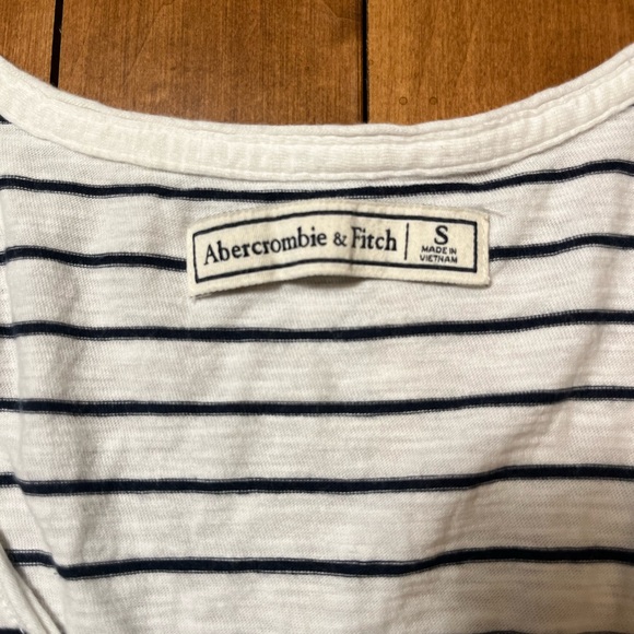 Abercrombie & Fitch - Drapey V-Neck Tee - White with Black Stripes - Small - EUC - Picture 3 of 3